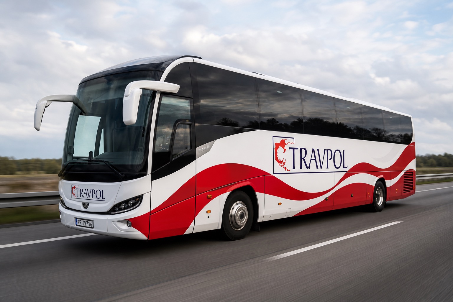 Nowoczesny autokar TRAVPOL na szosie
